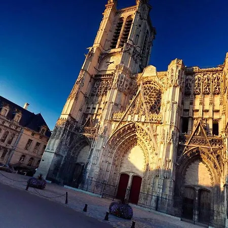 Les Cieux De La Cathedrale - Calme - Jardin - Wifi Apartment Troyes Exterior photo